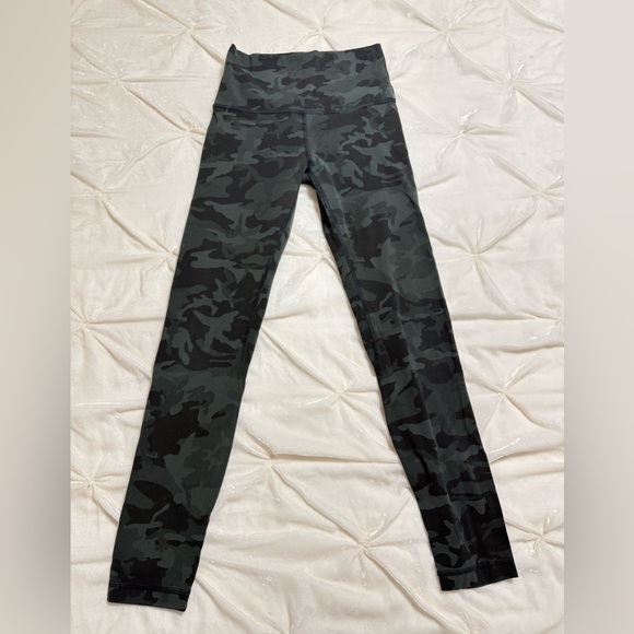 Lululemon camo green 25” high rise leggings size 4 - Picture 2 of 8